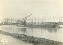 407002 Gezicht op de kade met havenkraan langs het Merwedekanaal te Zuilen van de N.V. Nederlandse Staalfabrieken DEMKA ...
